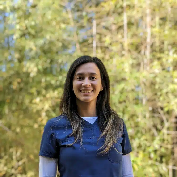 Retrato profesional de Alejandra Martínez, RN, BSN, IBCLC, fundadora de rnnclex.com y Enfermera en Estados Unidos.