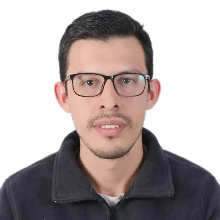 Retrato profesional de Andrés Cruz, RN, BSN, Director de Metodología Académica y estratega de preparación para el NCLEX en rnnclex.com.