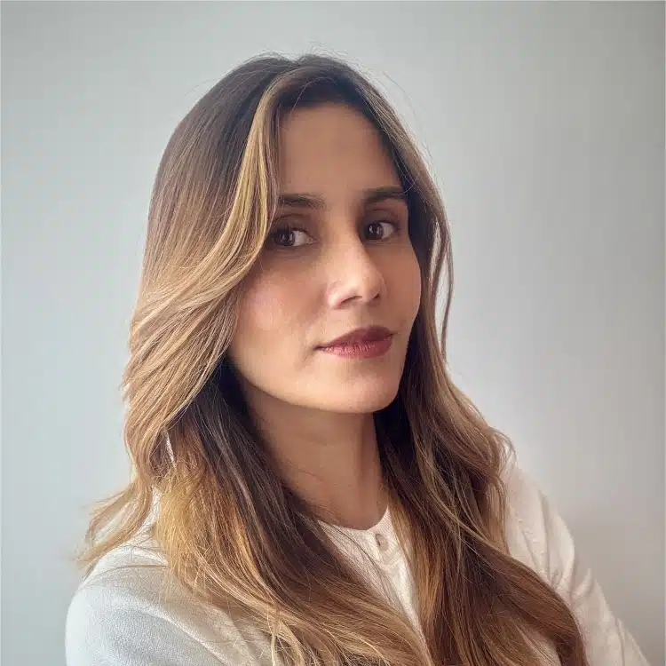 Retrato profesional de Bingley Ortiz, Directora de Comunicación y Ventas de rnnclex.com y Enfermera en Estados Unidos.